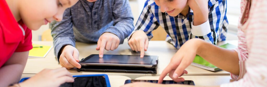 Po przeniesieniu całej polskiej edukacji do sieci okazało się, że dostęp do odpowiednio skonfigurowanego sprzętu i oprogramowania jest zupełnie kluczowy dla płynnego procesu nauczania. I nie da się tego zrobić bez odpowiednich narzędzi informatycznych. Zobaczcie jak poradzono sobie z tym wyzwaniem w Chorwacji.