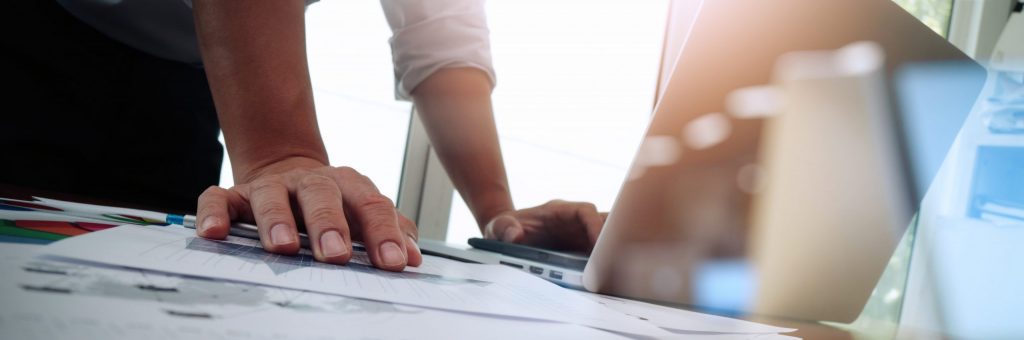 Praca zdalna może być równie wydajna, jak ta świadczona w trybie stacjonarnym. Wymaga to jednak wypracowania nowych kompetencji managerskich, odpowiedniego dostosowania procesów i wsparcia ich nowoczesnymi narzędziami IT.