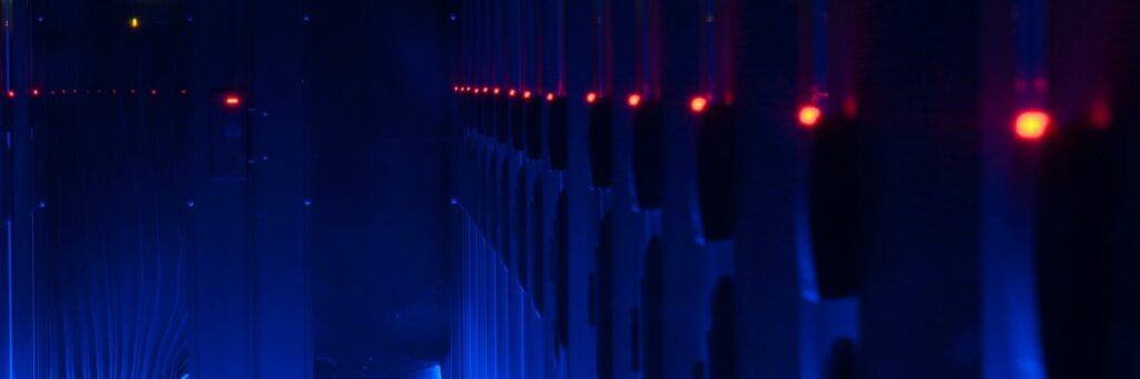 Finalizujemy kolejny etap kontraktu z UTK, który koncentruje się na uruchomieniu nowoczesnej serwerowni, spełniającej wymagania polityki bezpieczeństwa PESEL-NET oraz węzła krajowego.