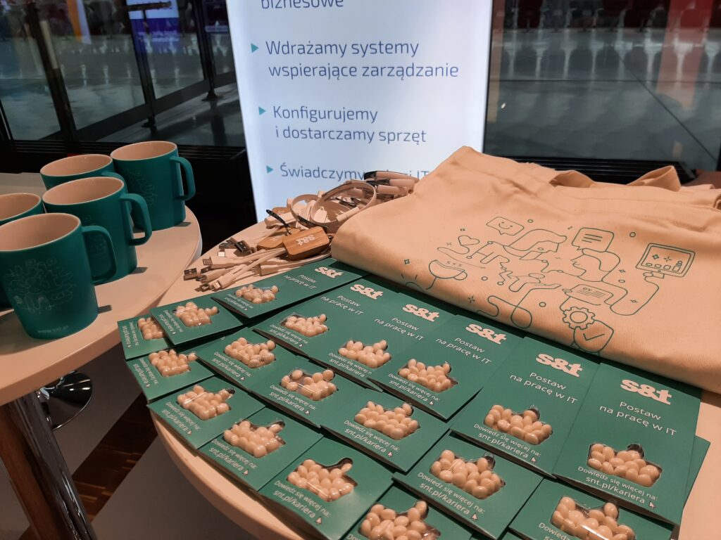 Zespół S&T po raz kolejny zaprezentował swoje stoisko na targach pracy dla młodych talentów. We wtorek 18 października na warszawskim PGE Narodowym mieliśmy okazję rozmawiać z odwiedzającymi nasze stoisko absolwentami i studentami, opowiadając im jak wygląda praca w S&T.