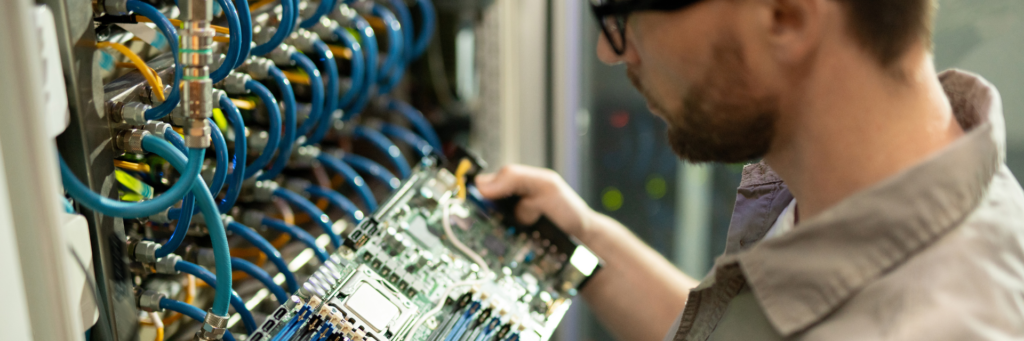 Usługi wsparcia serwisowego dla sprzętu Cisco mogą być realizowane zarówno przez producenta (Cisco SmartNet, Cisco Solution Support oraz Success Tracks), jak i poprzez sieć autoryzowanych partnerów (Partner Support Service).